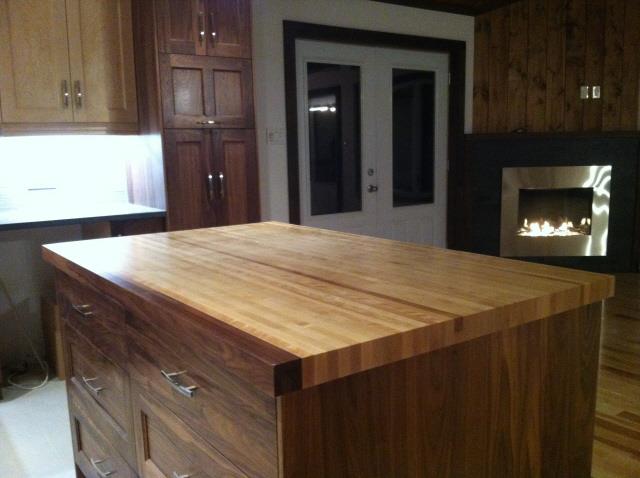 Dessus de comptoir en merisier avec insertion en noyer