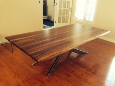 Table en noyer noir avec pied design en stainless