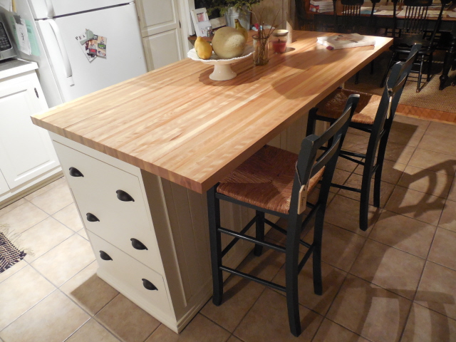 &icirc;lot en bois massif avec comptoir en merisier naturel.